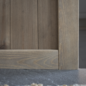 BEISET LISTVERK TIL SALTGRÅ PUSSET PANEL